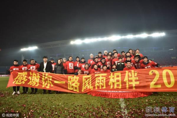 辽足欢庆保级肇俊哲光荣退役被队友抛起