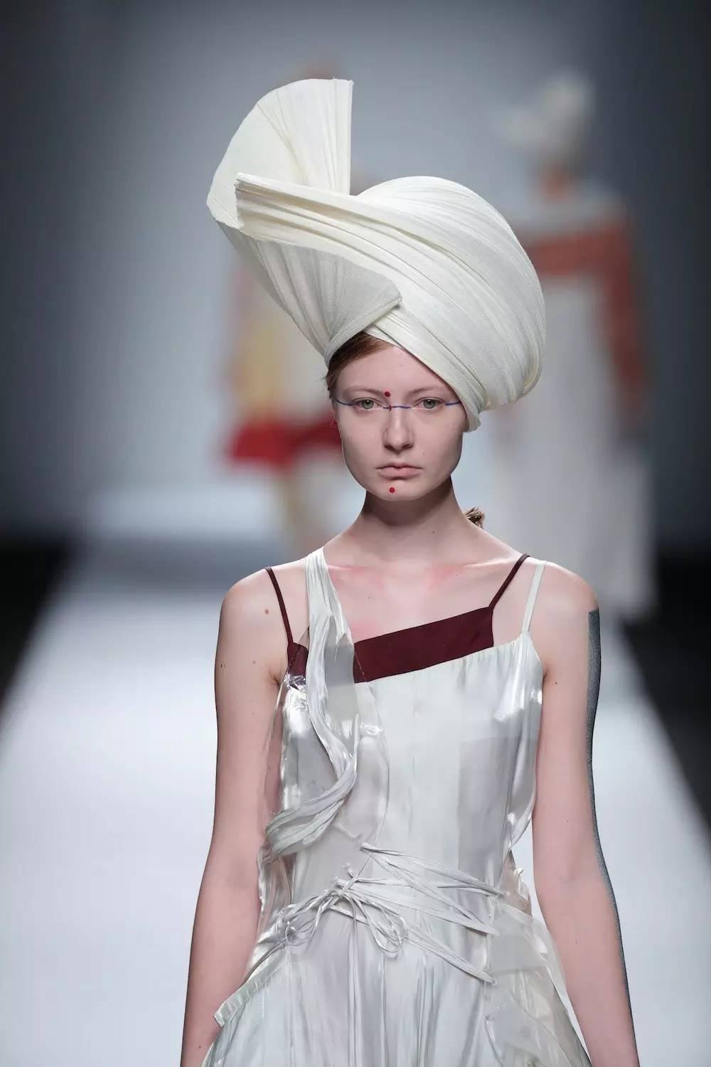 我们在上海时装周最忙的档口，“入侵”了设计师们的手机相册