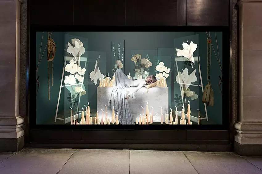 不必花钱去剧院，这间商店里每次转身都是一出精装大戏