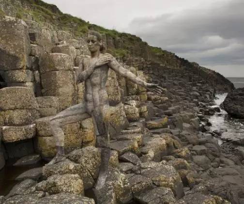 壹闻:地标里藏裸模 彩绘艺术家创人体新玩法