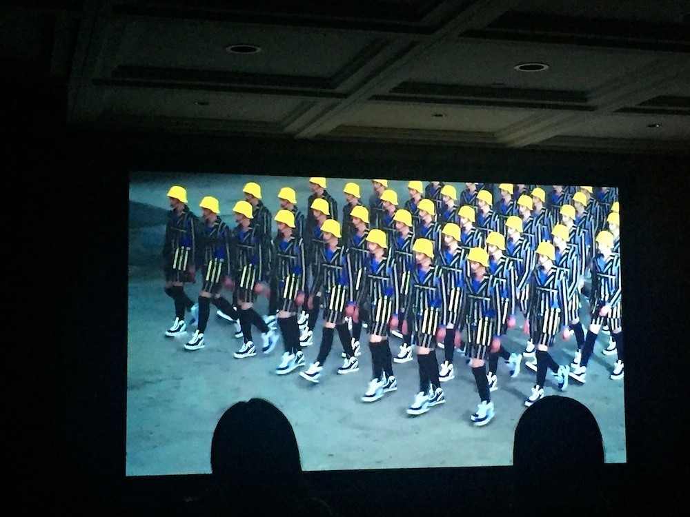 我们在上海时装周最忙的档口，“入侵”了设计师们的手机相册