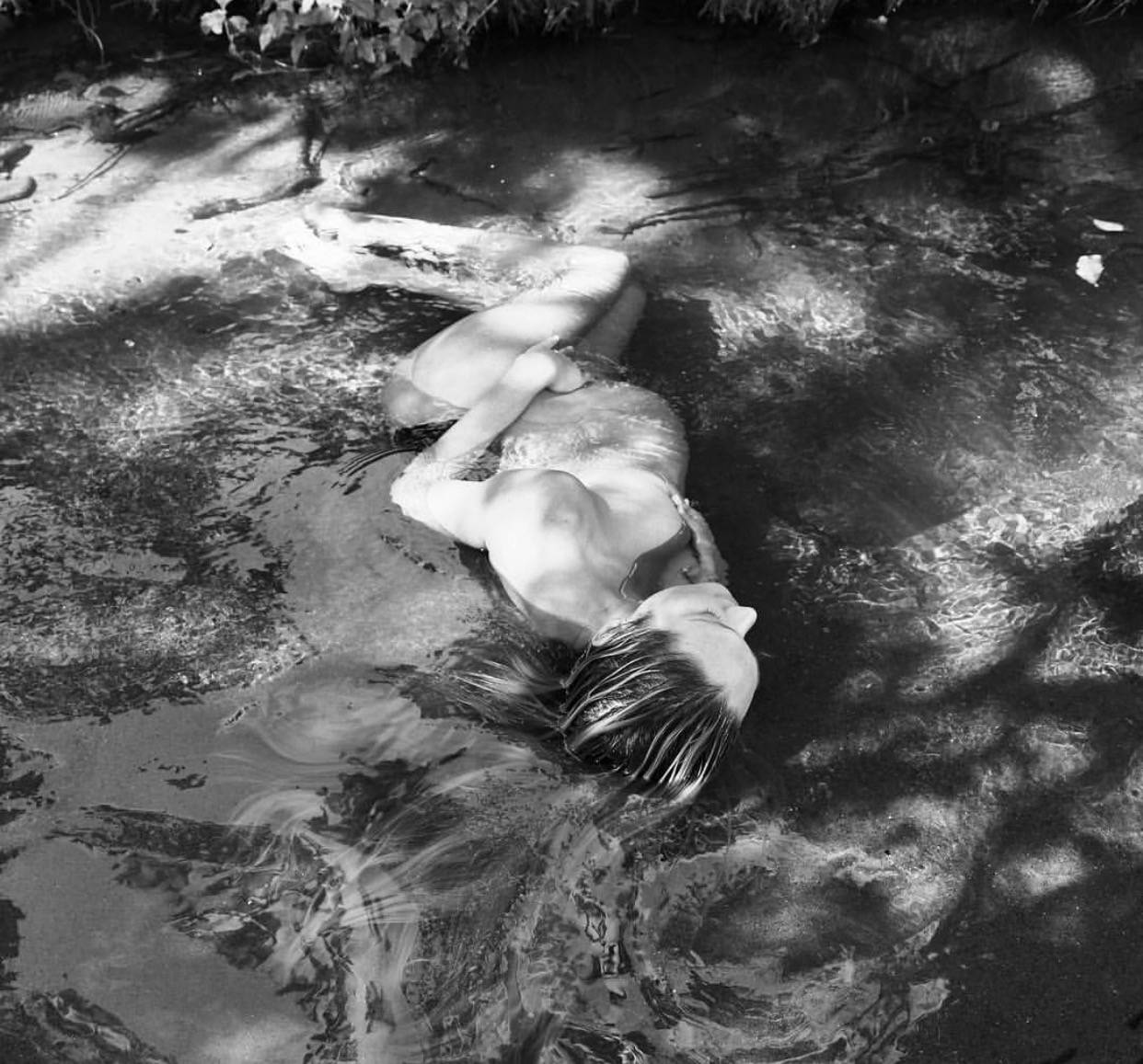 上帝の光|穿衣服对她是种浪费,生的孩子叫腰精的后裔