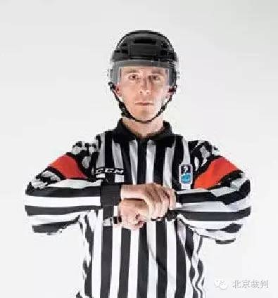 手势裁判,冰球比赛进球裁判手势