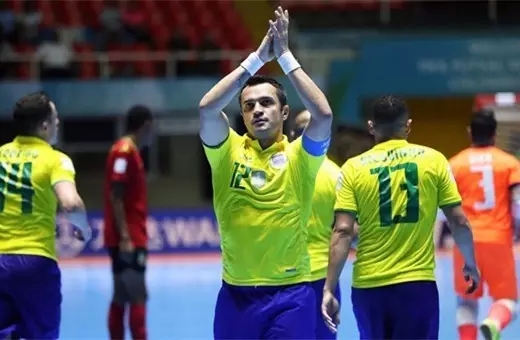 巴西人踢球脚法细腻,巴西民间足球脚法