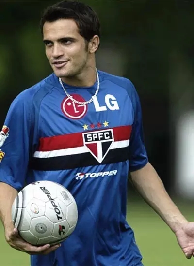 巴西人踢球脚法细腻,巴西民间足球脚法