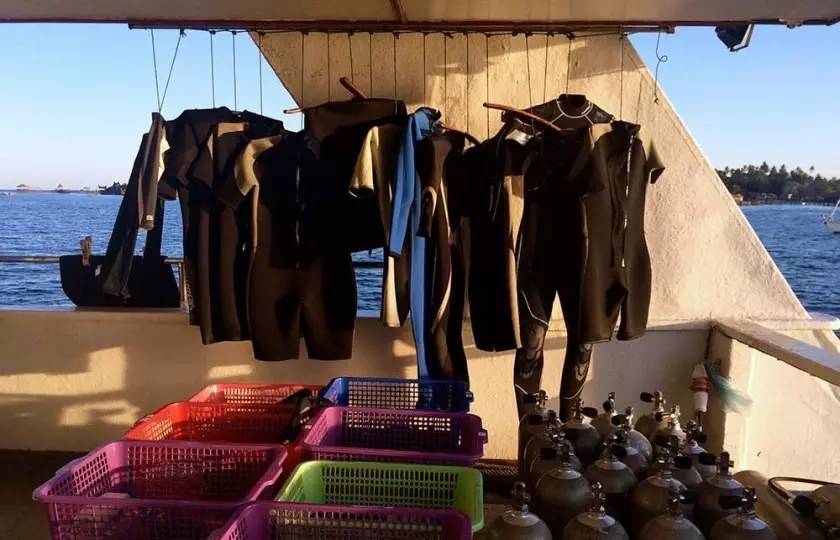 水肺潜水戴浮潜管,浮潜水肺潜水自由潜区别