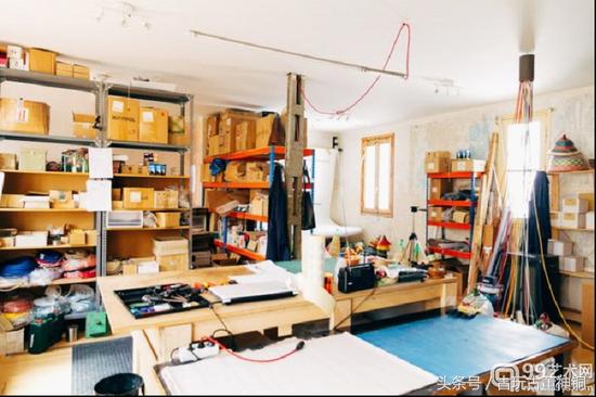 他把亚马逊河上的5000只塑料瓶变成艺术品！