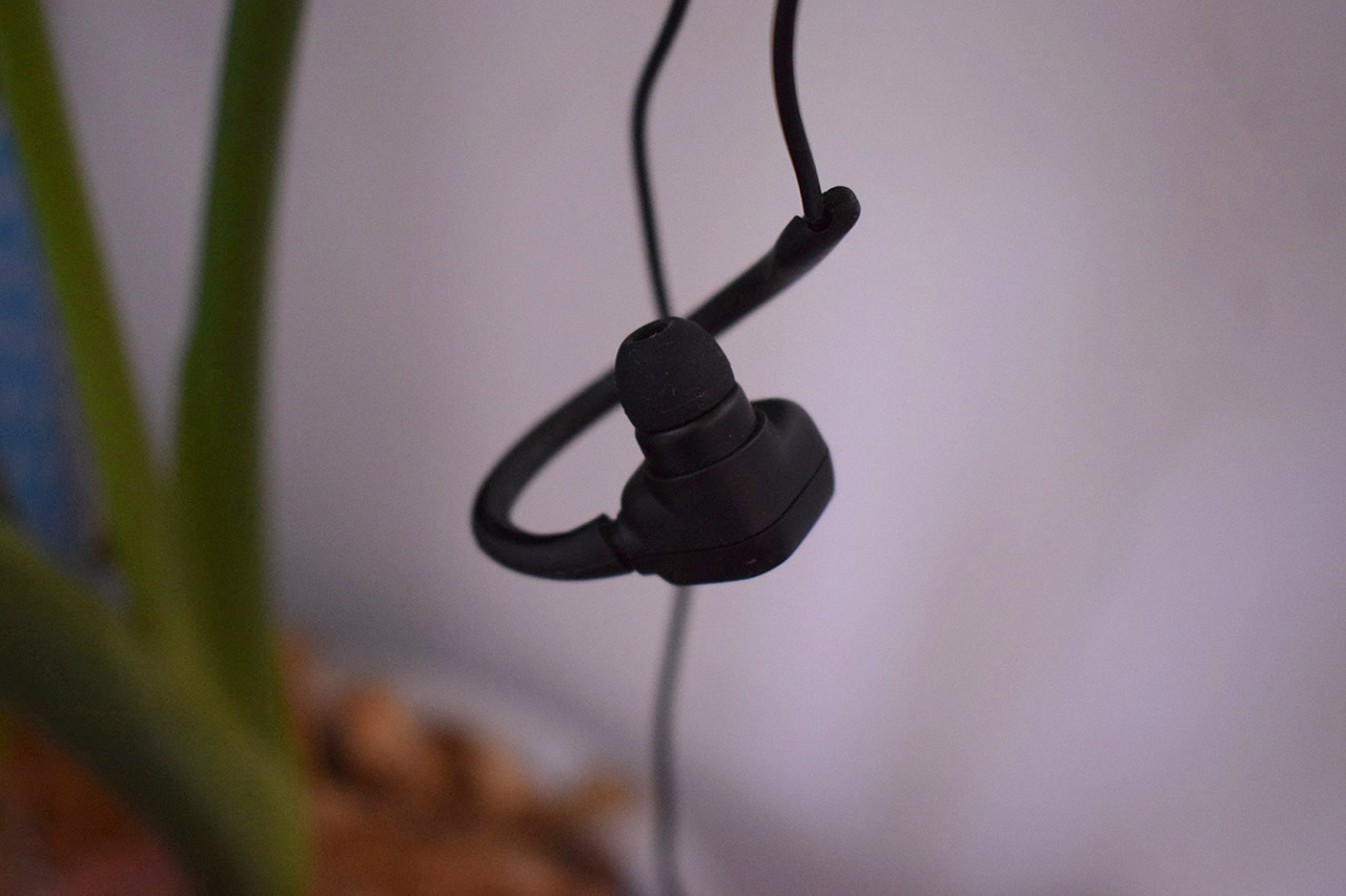 极米让我玩百元耳机玩磁吸Haylou-H1蓝牙耳机体验