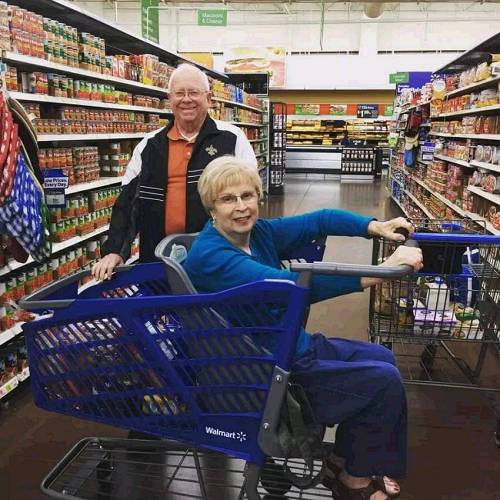 家庭主妇爆改购物车，百万人因此受益，沃尔玛总裁为他点赞，感动全美！