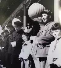 六十五年前那个给毛主席献花的小姑娘，为何在央视舞台上转身落泪