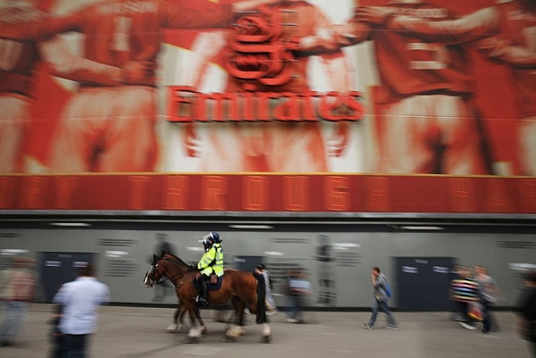 驻英记者小纯真：“一骑当千”—走近英超赛场外的骑警