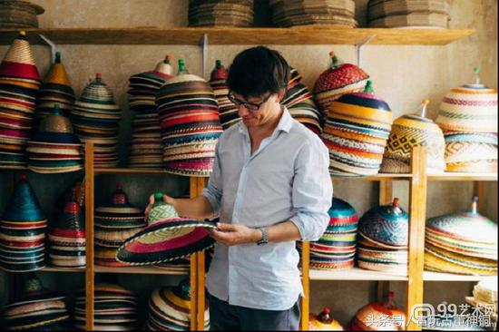 他把亚马逊河上的5000只塑料瓶变成艺术品！