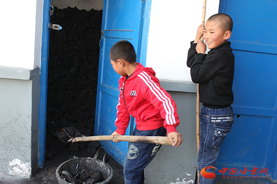 兰海携手中国甘肃网新年新衣今冬首次爱心之旅走进永登