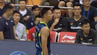 易建联被喊脱球鞋,易建联比赛换鞋事件