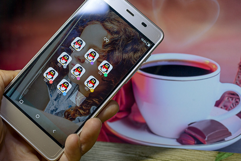 微信QQ能八开,刷脸手机小辣椒S33才安全