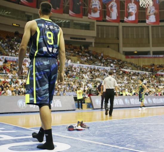 该为易建联留下“脱鞋”的自由吗？