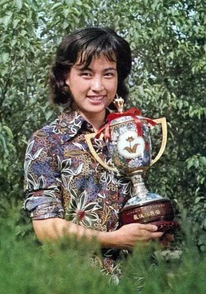 刘晓庆与友人庆生，61岁颜值不老，曾和姜文组CP