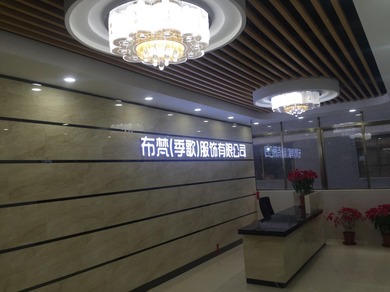 2024服装尾货批发市场现状,品牌服装尾货行业暴利大揭秘