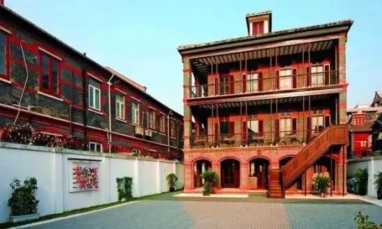 OMG！“鸡爪女”又在地铁12号线上吃起了麻辣烫！