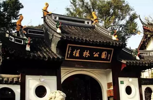 OMG！“鸡爪女”又在地铁12号线上吃起了麻辣烫！