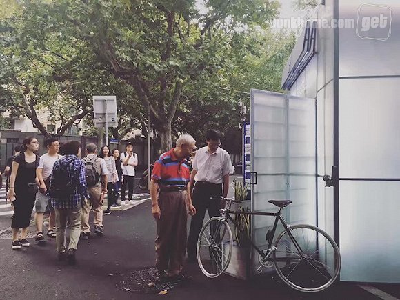 上海的这家书报亭变成了牛仔裤快闪店