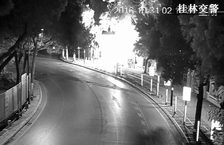 南塘高速路口一小车撞击护栏着火,车辆过弯道不减速撞护栏起火