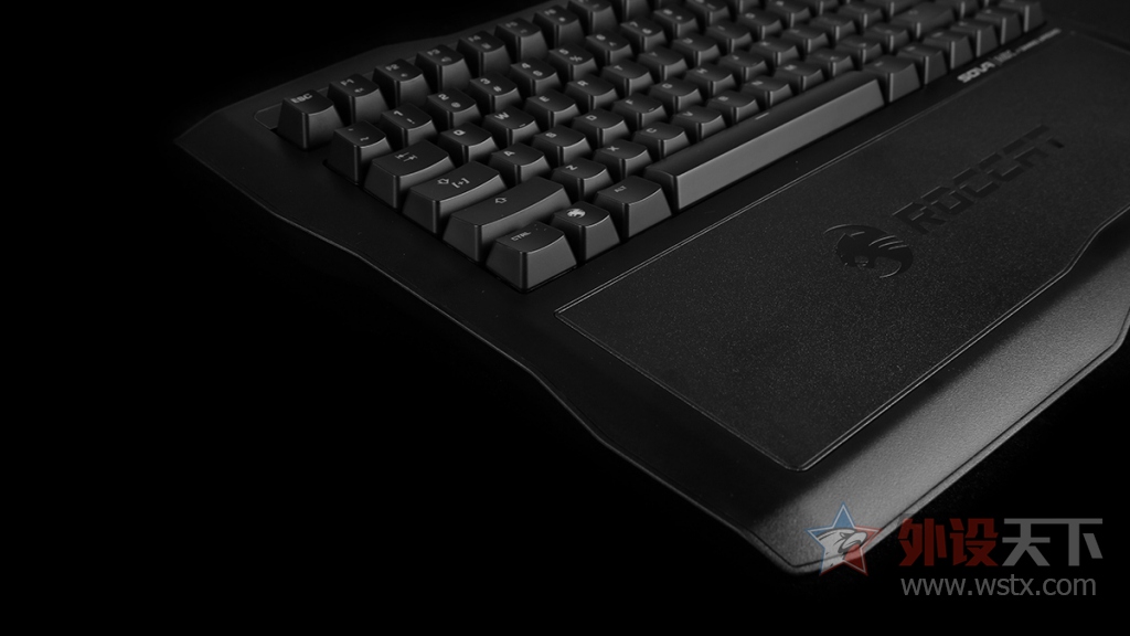 官方评测冰豹ROCCATSOVA游戏膝板图赏简评:腿上游戏