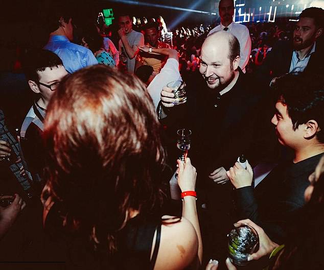 还敢骂人死胖子？身价89亿的程序员告诉你：胖，照样比你浪！