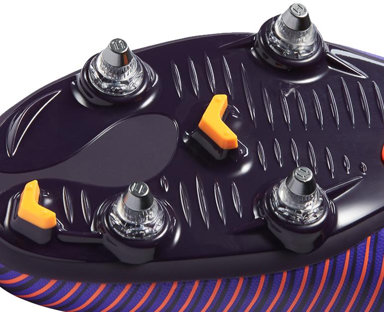 足球鞋适合场地介绍,踢球人四宫格