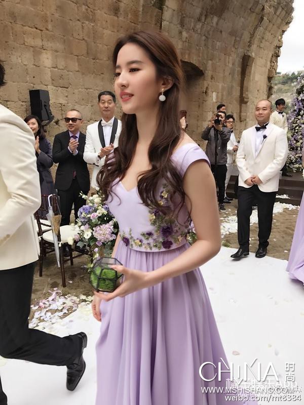 刘亦菲的气质穿搭靠的是肤色,刘亦菲比较适合的穿衣风格