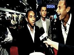 足球场上用生命防守瞬间,足球场上的救人感人瞬间