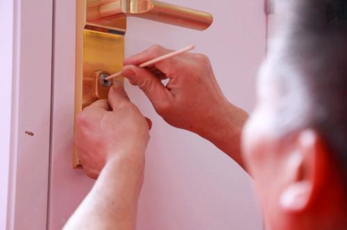 钥匙断在锁里有什么好办法,钥匙断在锁里边了怎么办开锁