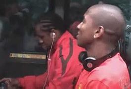 足球场上用生命防守瞬间,足球场上的救人感人瞬间