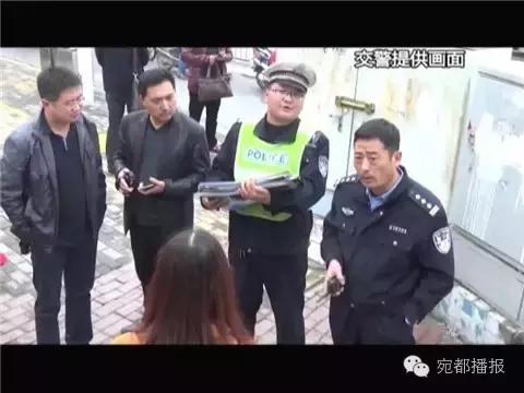 南阳恒大帝景街头发广告宣传单被执法人员抓现行