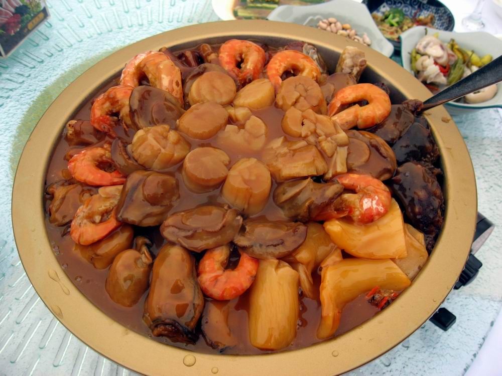 一群人吃一盘菜的视频,百人吃酒席场面