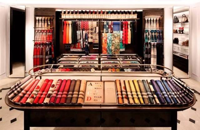 burberry经典款风衣搭配围巾,burberry风衣值得买吗