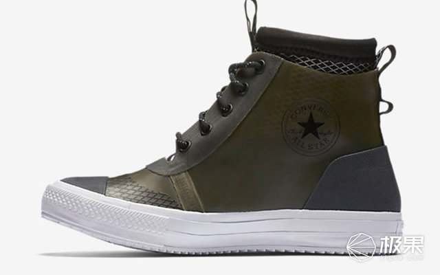 匡威给帆布鞋加上一层橡胶，结实耐磨的同时还防水，外形更好看