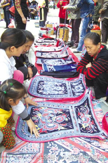 最传统的地摊生意,饰品地摊卖什么最吸引人