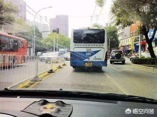 黄灯变红亮了开车过去算闯红灯吗,刚过黄灯变红灯算闯红灯吗