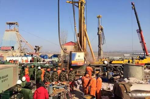 11名矿工平安升井图片,直击获救矿工升井画面