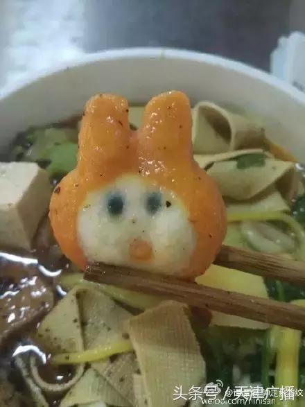 天津一高校食堂惊现“砂锅大嘴猴”“蓝瘦香菇包”！