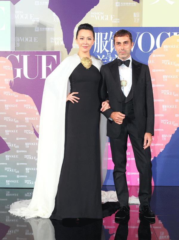 这条礼仪小姐的“迎宾带”，竟然被日日、袁姗姗……抢披上身！