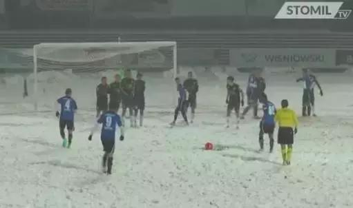 下雪天踢球穿什么球鞋,下雪天踢球穿什么