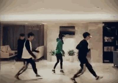 李小璐粉红色卫衣,李小璐卫衣穿搭