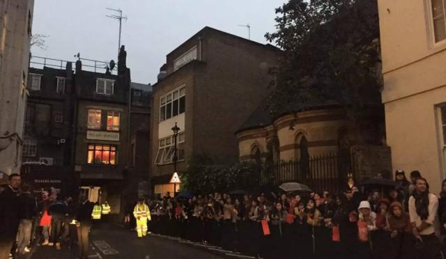 burberry经典款风衣搭配围巾,burberry风衣值得买吗