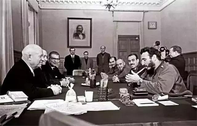 我哭豺狼笑的下句,我哭豺狼笑这句话出自哪里