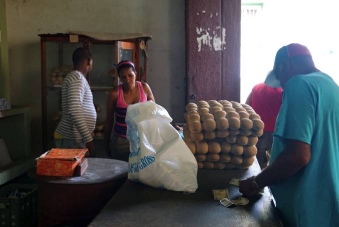 在古巴,1个人1个月只能有5个鸡蛋