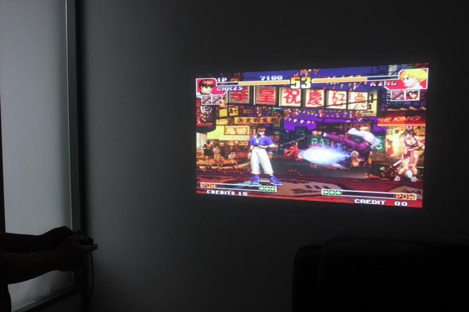 大屏幕+游戏手柄，神画投影电视成办公室新宠