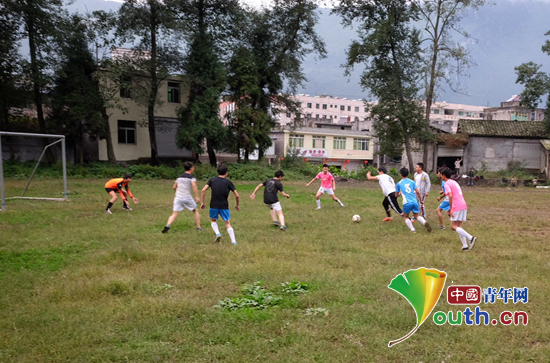 支教随笔：在美丽马湖畔我带孩子踢场足球赛