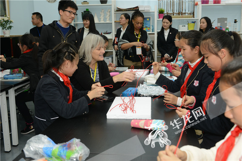 “洋校长”进课堂当“学生”大赞珊瑚实验小学课程“wonderful”